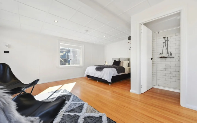 3 Bedroom Entertainer with Bungalow Next To Beach