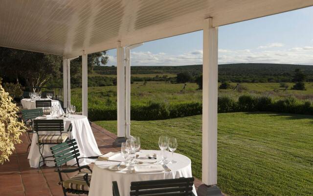 Отель River Bend Lodge вид на фасад