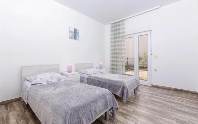 Stunning Home in Podstrana With Wifi and 2 Bedrooms