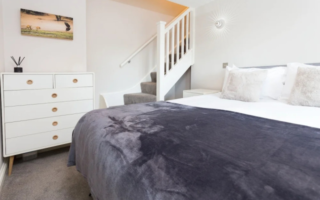 1 Bedroom Flat with Terrace in South West London