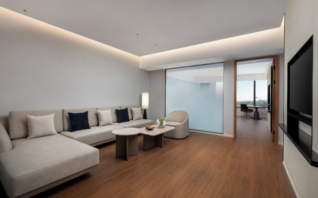 Crowne Plaza Xiangyang Fuchun Lakeside by IHG