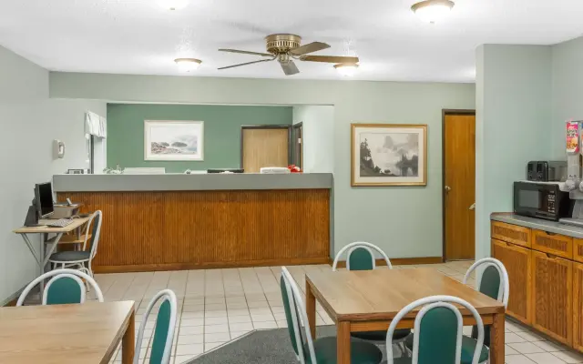 Super 8 by Wyndham Washington/Peoria Area