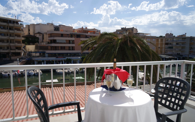 Hotel Es Nautico Suites