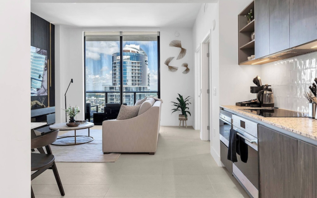 Luxury 1BR Penthouse, Bay & City Views Downtown