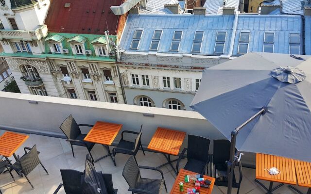 Отель Republic Square Sky Terrace вид на фасад