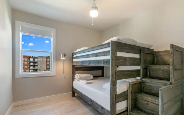 Spacious Townhouse with Balcony