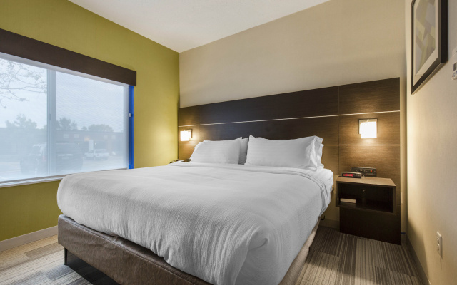 Holiday Inn Express & Suites Chicago West - St Cha
