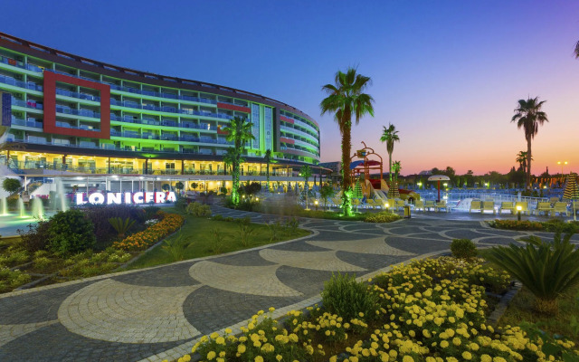 Lonicera Resort & Spa Hotel вид на фасад
