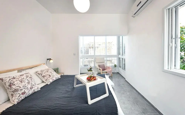 Quiet Street In A Central Location Apt