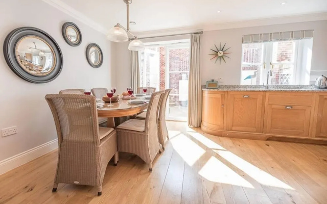 Sea Crest With 4 Bedrooms and 2 Bathrooms