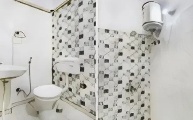 Hotel Amaira by OYO Rooms