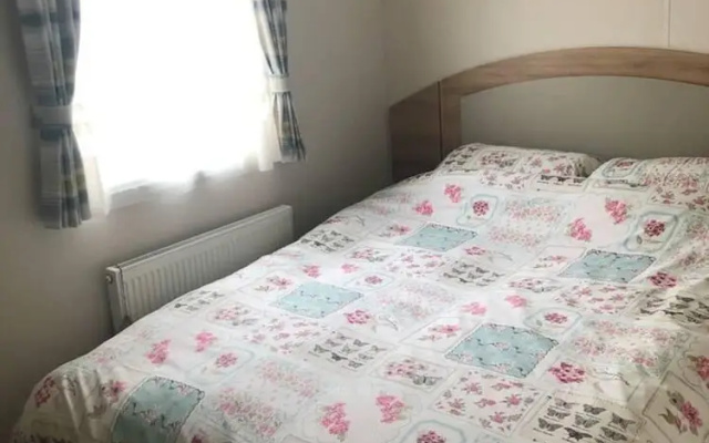 Lovely 3-bed Caravan With Hot Tub in Lincolnshire
