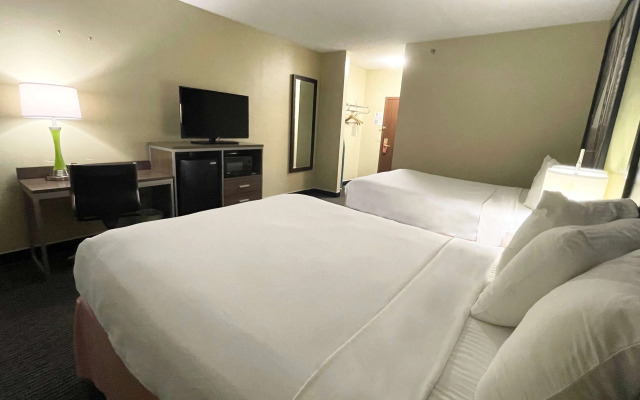 Super 8 by Wyndham St Charles