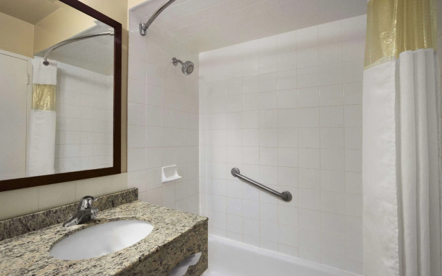 Travelodge by Wyndham Richmond Hill