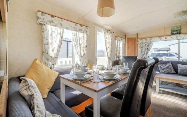 Cayton Bay Caravan for 6, Pet Friendly & Parking