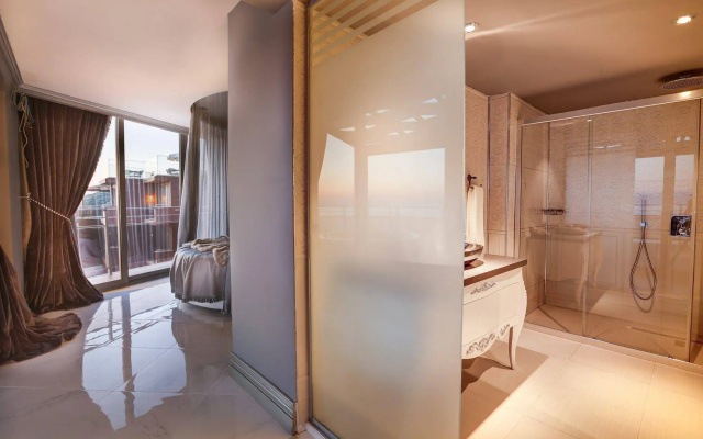 Qlusive Hotel