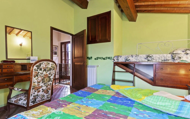 Refreshing Holiday Home in Casole D'elsa With Swimming Pool