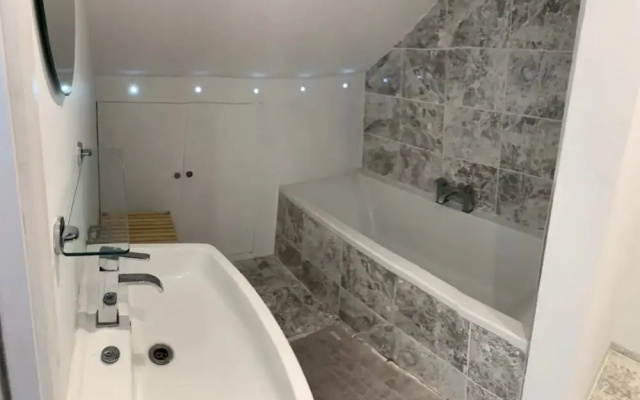 Spacious and Bright 2 Bedroom Flat in Maida Vale
