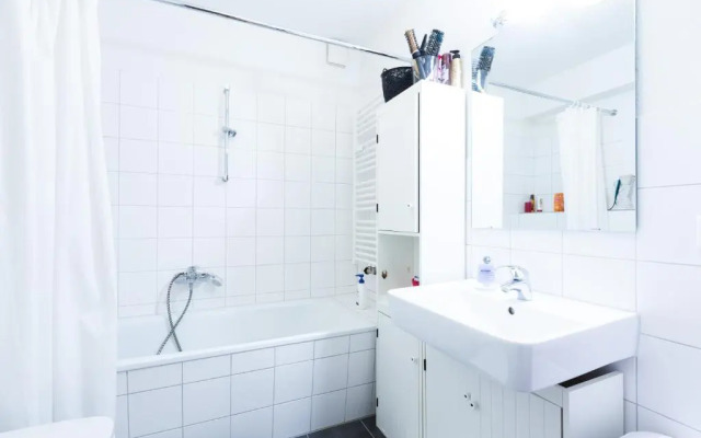 ZV2001 Private Apartments & Rooms near Exhibition Ground (room agency)