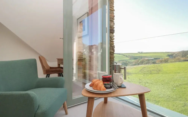 4 Court Terrace, Hillfield Village