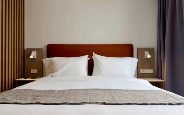 w Chic Loft w Balcony in Santa B Rbara