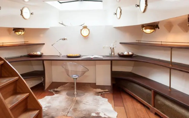 Golden Anchor Houseboat