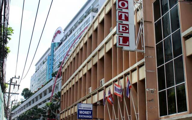 Miami Hostel Sukhumvit вид на фасад