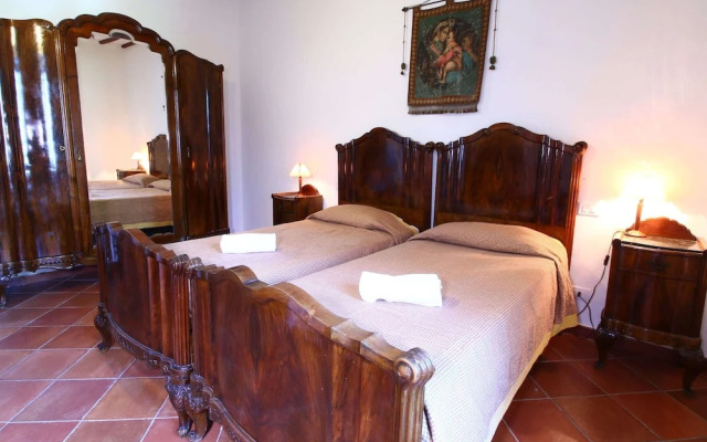 Beautiful Farmhouse with Hot Tub in Umbria