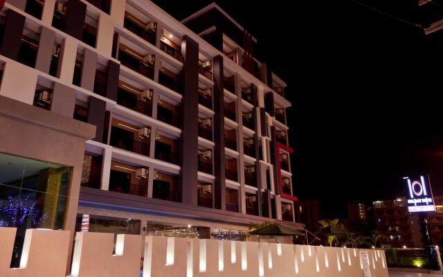 Отель 101 Holiday Suites На Чом Тхиан вид на фасад