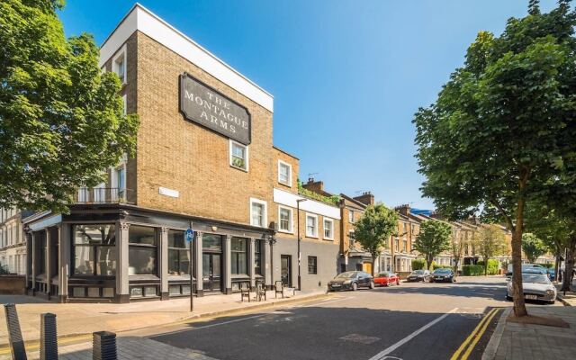 Отель Bright 1BR Home Near Arsenal Stadium W/balcony вид на фасад