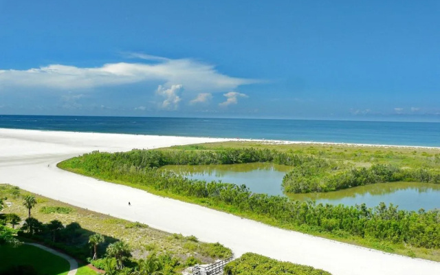 Beachfront Condo With Pool and Balcony Facing Beach