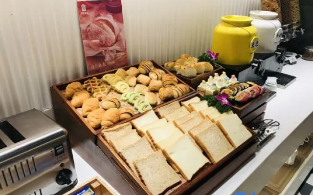 Homeinn Plus Hotel (Nanjing Railway Station Xuanwu Lake)