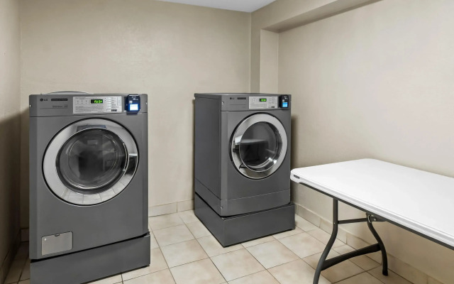 Days Inn & Suites by Wyndham DeSoto