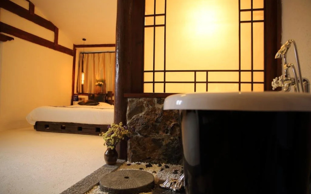 Lijiang Passing Through Hostel