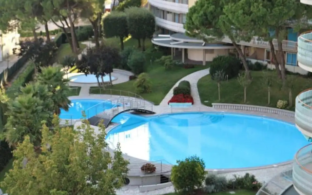 Convenient Beachside Studio With Pool