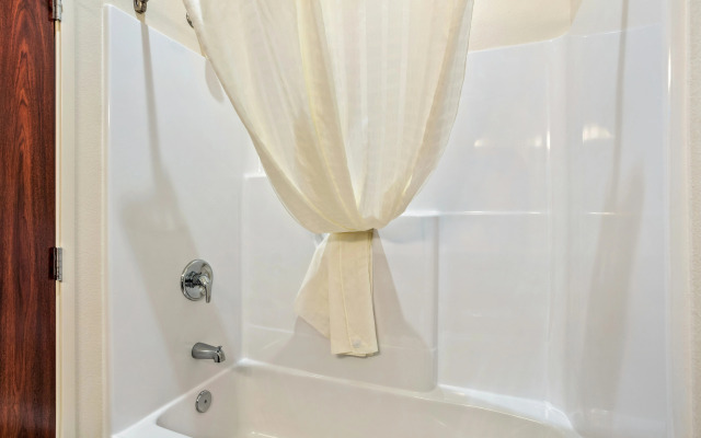 Cobblestone Hotel & Suites-Little Chute