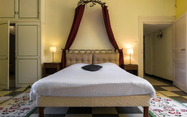 Heritage Castle in Chaleix with shared pool