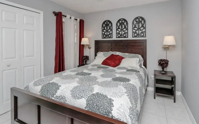 ​Near Theme Parks! Potter's Castle! Gorgeous, 3 BR's, Sleeps 8, Pool!