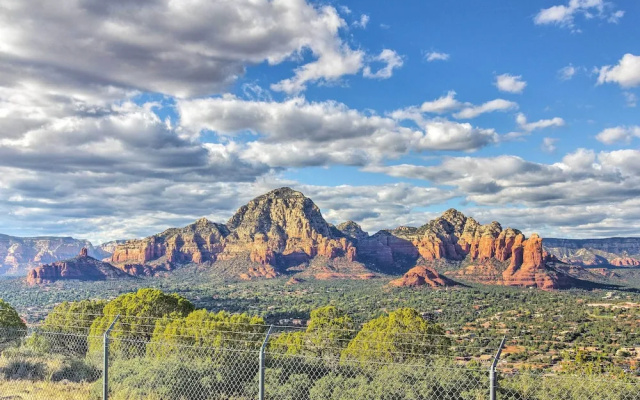 Romantic Sedona Suite w/ Patio < 1 Mi to Trails