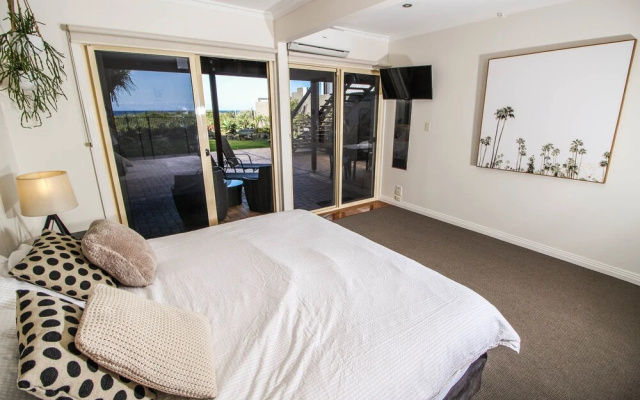T E Peters Waterfront Holiday Home