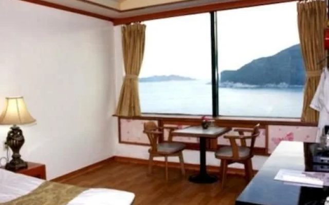 Sunny Holiday Hotel