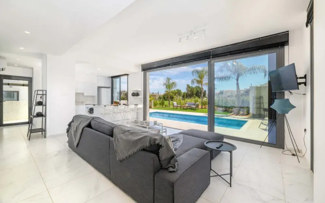 By The Beach - Royal Sapphire Villa