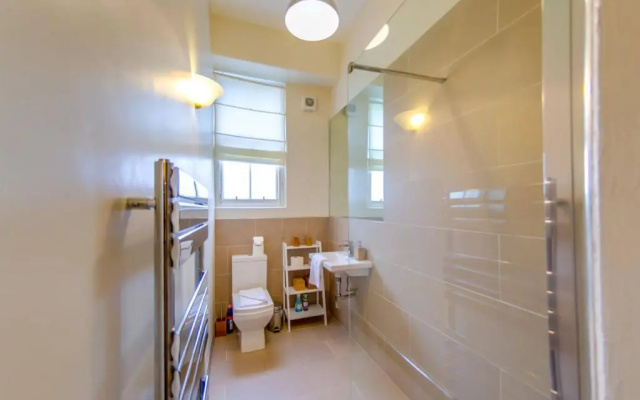Spacious 3BR Apt moments from the Meadows & Old Town