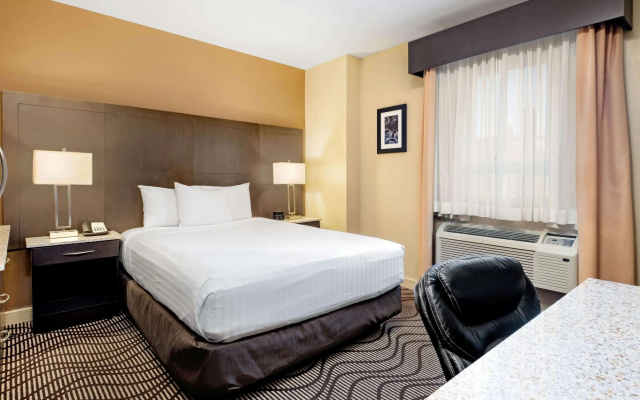 La Quinta Inn & Suites by Wyndham Oshawa