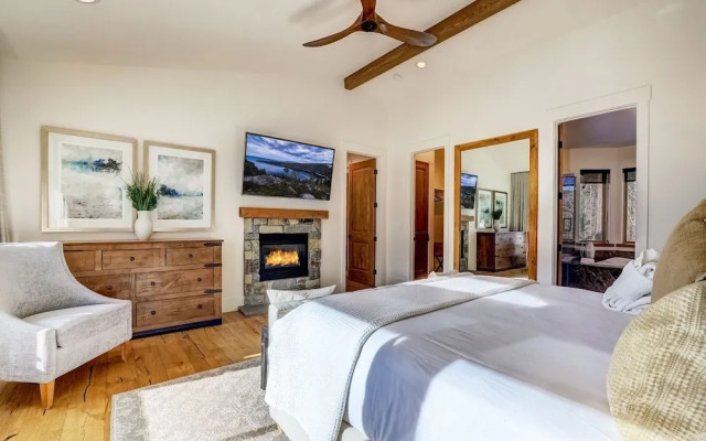 Luxe Mountain Chalet - Hot Tub, Man Cave, Foosball, Peloton