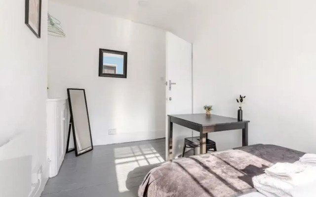 Camden 3-bed, Sleeps 6, 1 Min to Tube & Parking