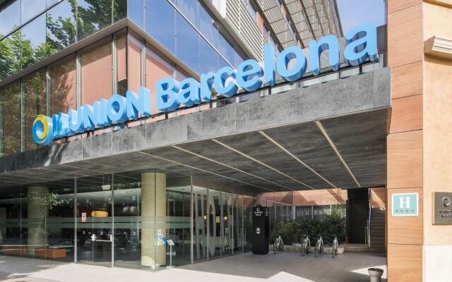 Отель ILUNION Barcelona вид на фасад