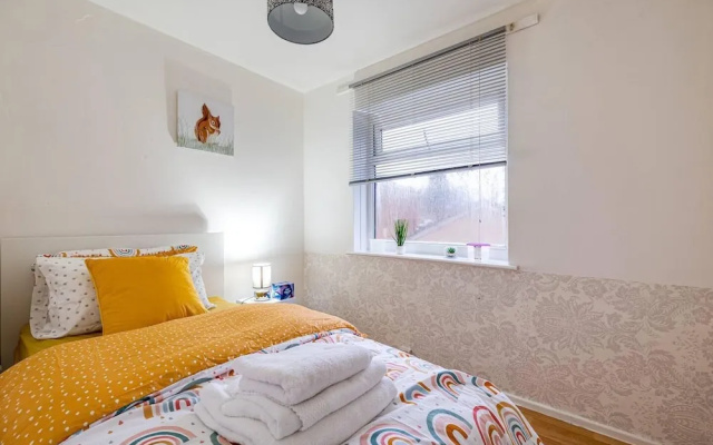 Lovely 2 Bedroom Apartment With Fireplace