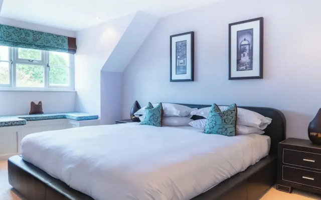 Superb 4BD Stay in Wyton and Houghton Village