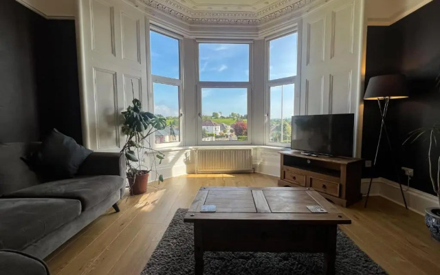 A Spacious Flat with Character - Private Car Space